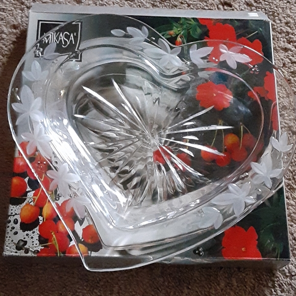 Mikasa garden terrace crystal heart dish 13" EUC